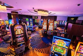 Permainan Baccarat dengan kartu Player dan Banker yang ditampilkan dengan jelas